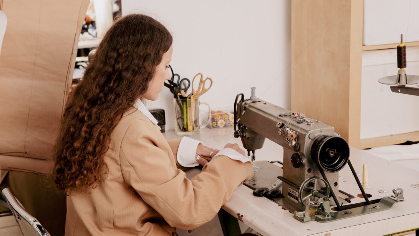 Learning how to work with an industrial sewing machine in simple language